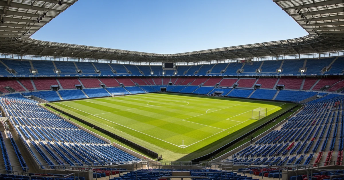 Vista de un estadio de fútbol desde las gradas con el césped verde visible